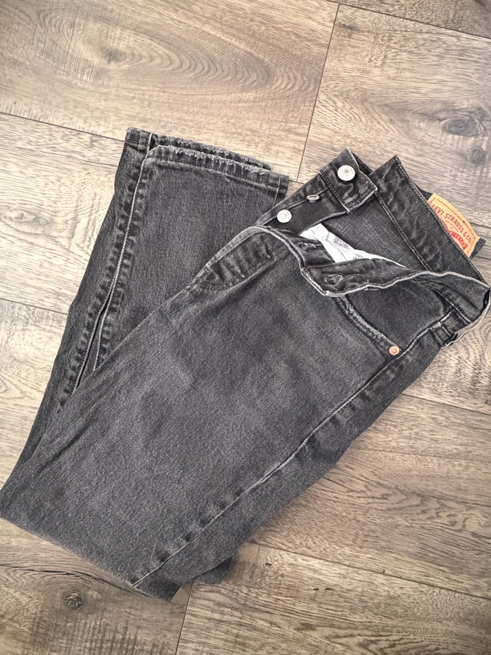 Woman’s black straight leg Levi’s
